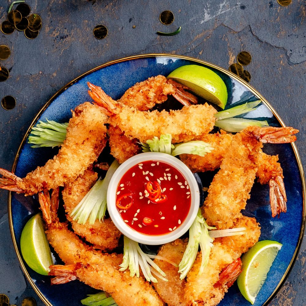 Chrupiace krewetki w panko z ostra salsa