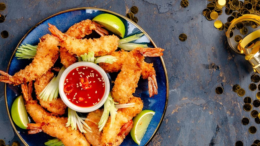 Chrupiace krewetki w panko z ostra salsa