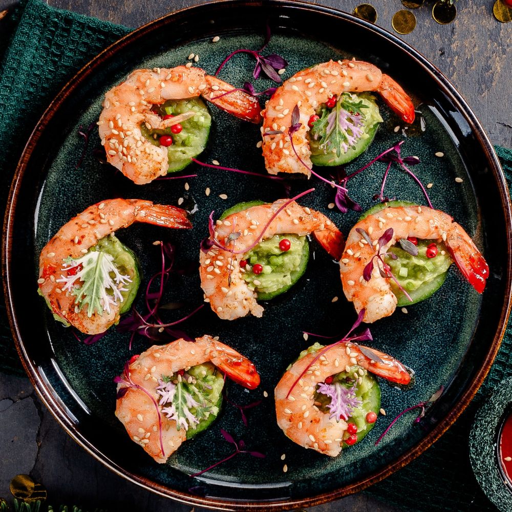 Bankietowe krewetki z kremowym awokado na orzezwiajacych plastrach ogorka