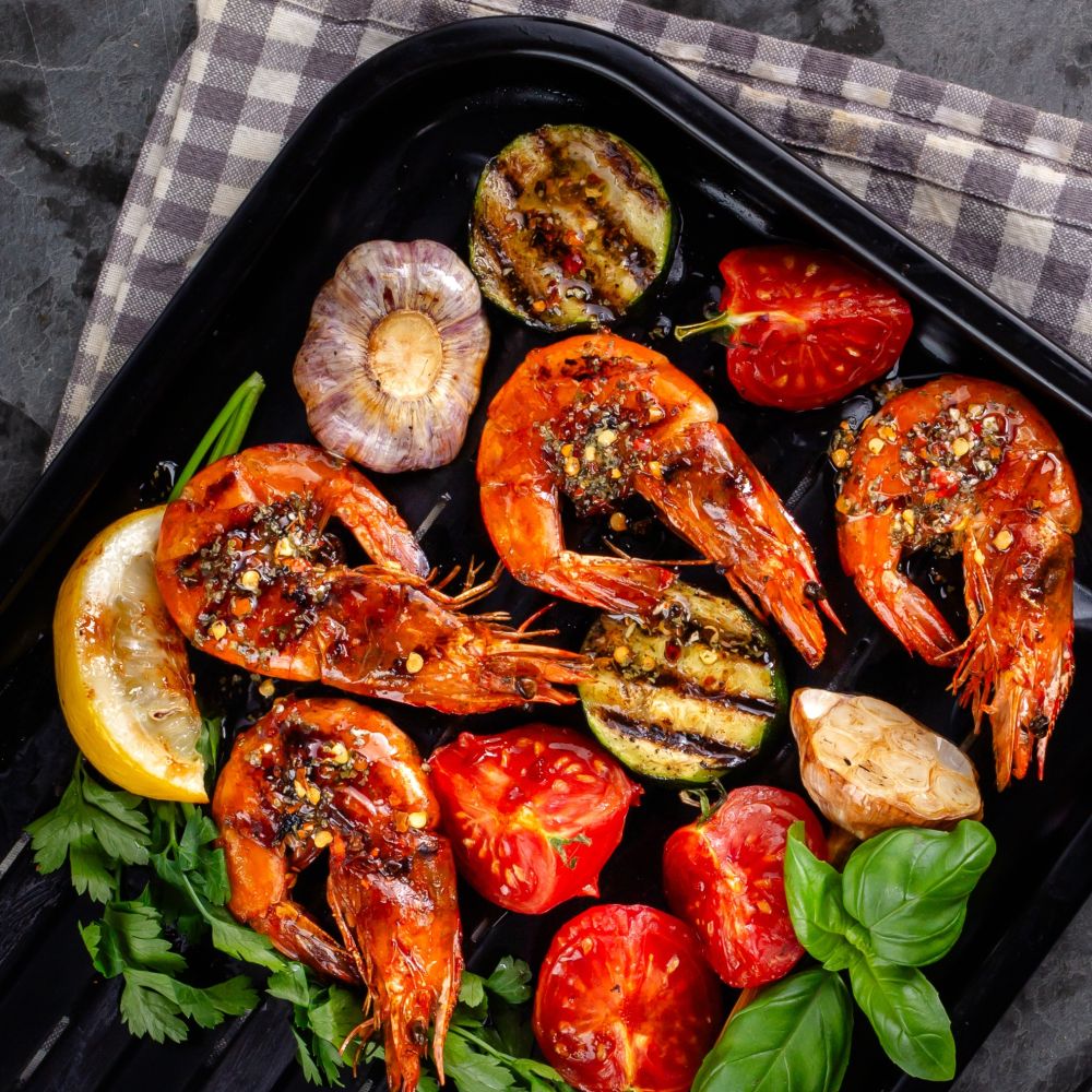 Cale krewetki z pieczonymi pomidorami cukinia i aromatyczna ziolowo czosnkowa kruszonka