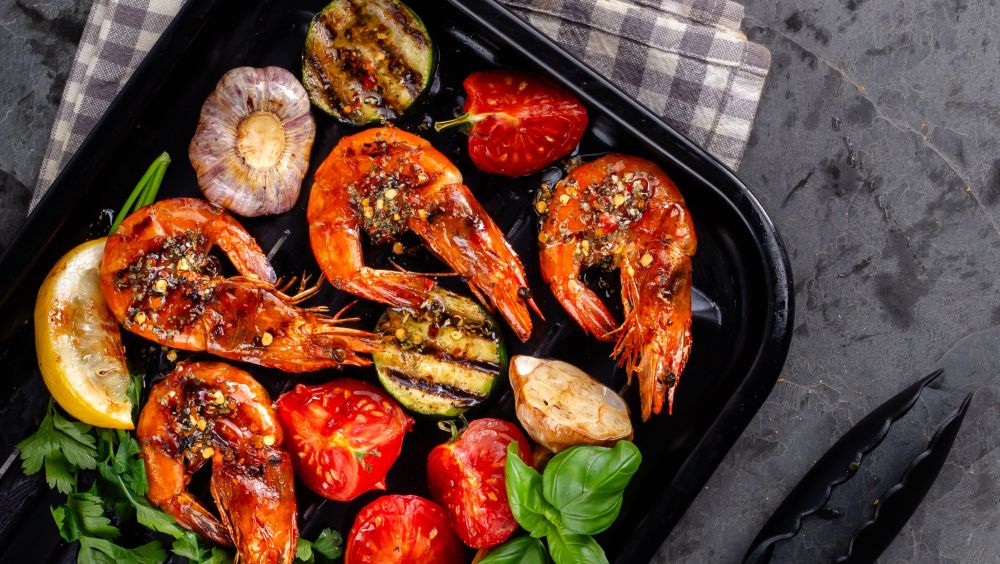 Cale krewetki z pieczonymi pomidorami cukinia i aromatyczna ziolowo czosnkowa kruszonka