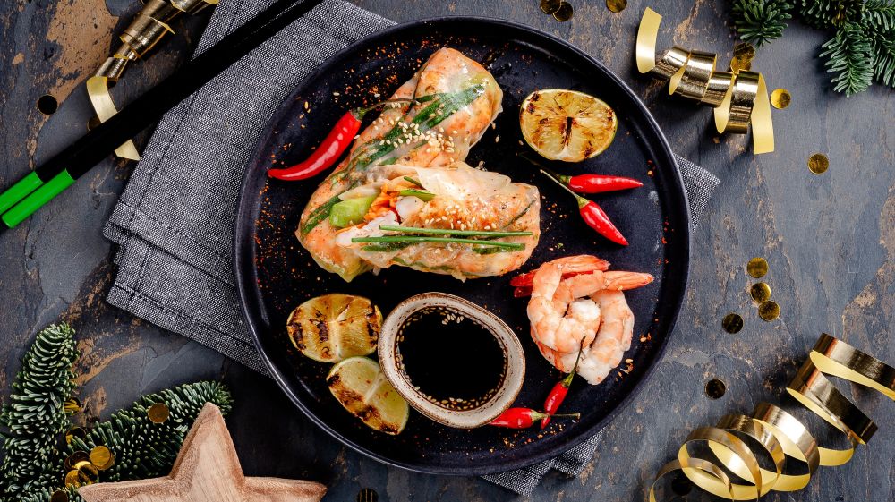 Orientalne swiateczne spring rolls z krewetkami i sosem sojowym