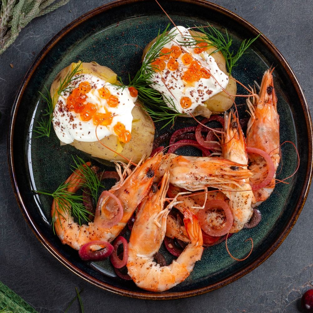 Swiateczne krewetki z pieczonymi ziemniakami i kawiorowa smietana