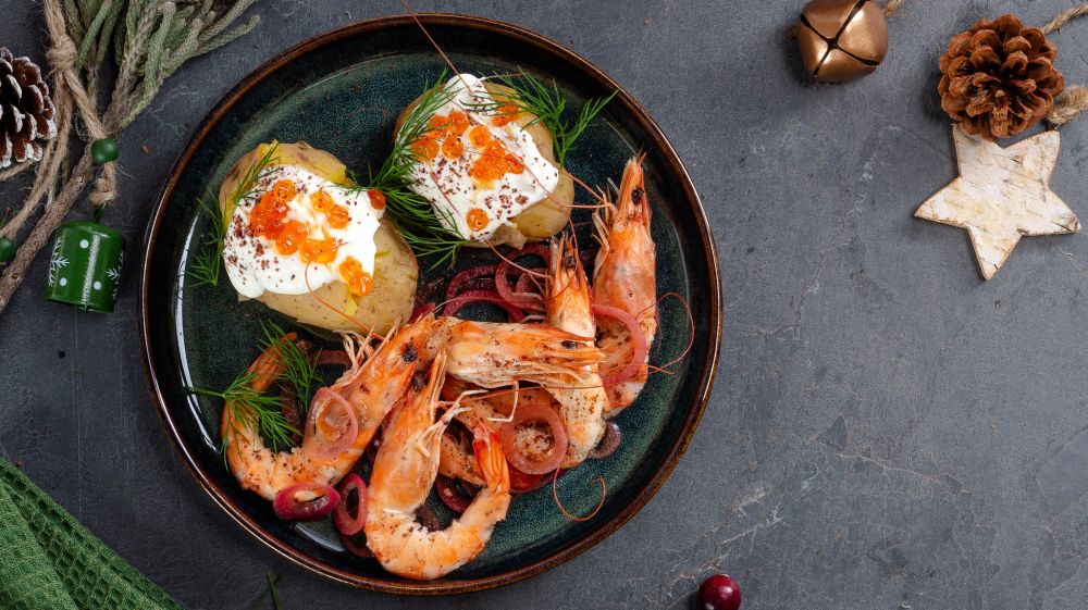 Swiateczne krewetki z pieczonymi ziemniakami i kawiorowa smietana