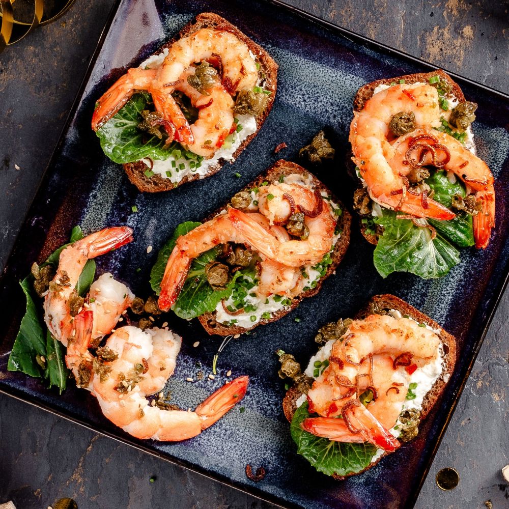 Grzanki z krewetkami serem i kaparami
