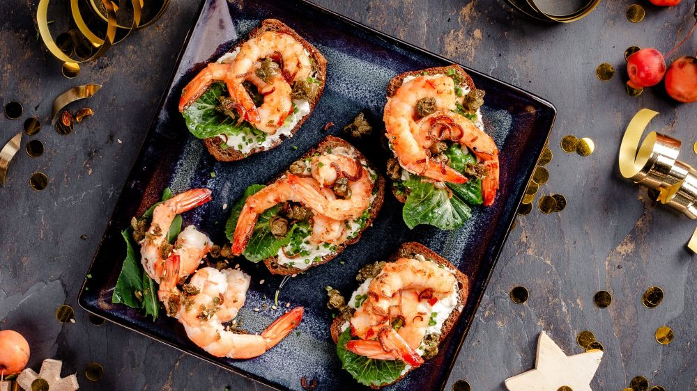Grzanki z krewetkami serem i kaparami