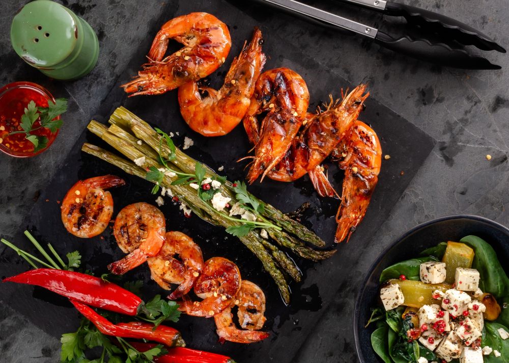 Grillowane krewetki w pikantnej glazurze ze szparagami i salatka z feta