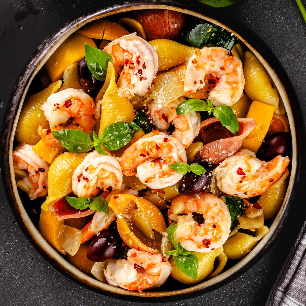 Makaron konchilie z krewetkami pomidorami i oliwa bazyliowa