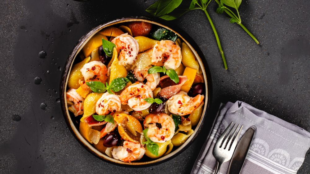 Makaron konchilie z krewetkami pomidorami i oliwa bazyliowa